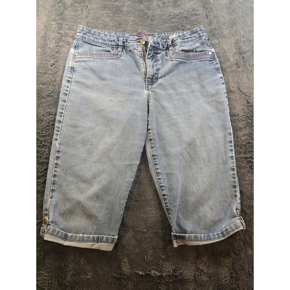 Gloria Vanderbilt Amanda Light Wash Denim Capri Shorts Size 10 EmbroideredCuffed